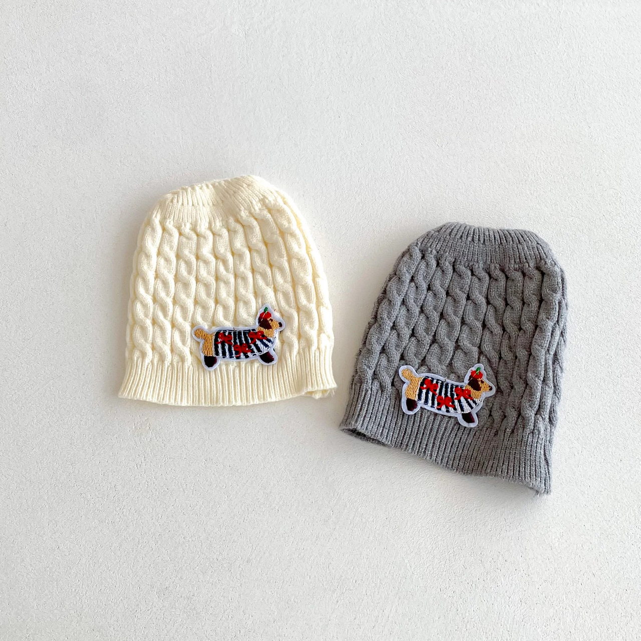 PlayfulKnit – Suave y adorable: mono de punto para bebé con estampado de perritos