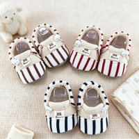 Thumbnail for TinyToes – Suaves y cálidos: primeros zapatitos para bebé con diseño a rayas