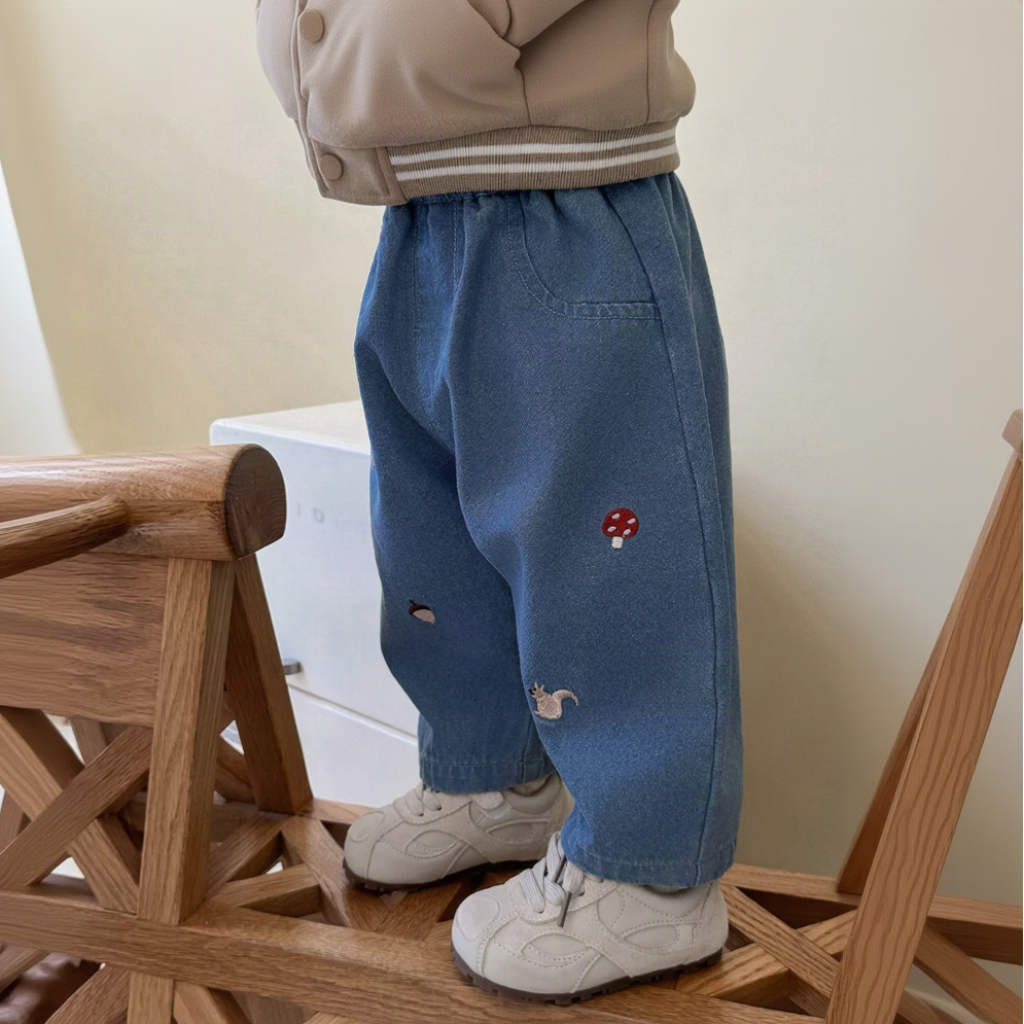 LittlePatch – Suaves y cómodos: pantalones para niños con detalles bordados