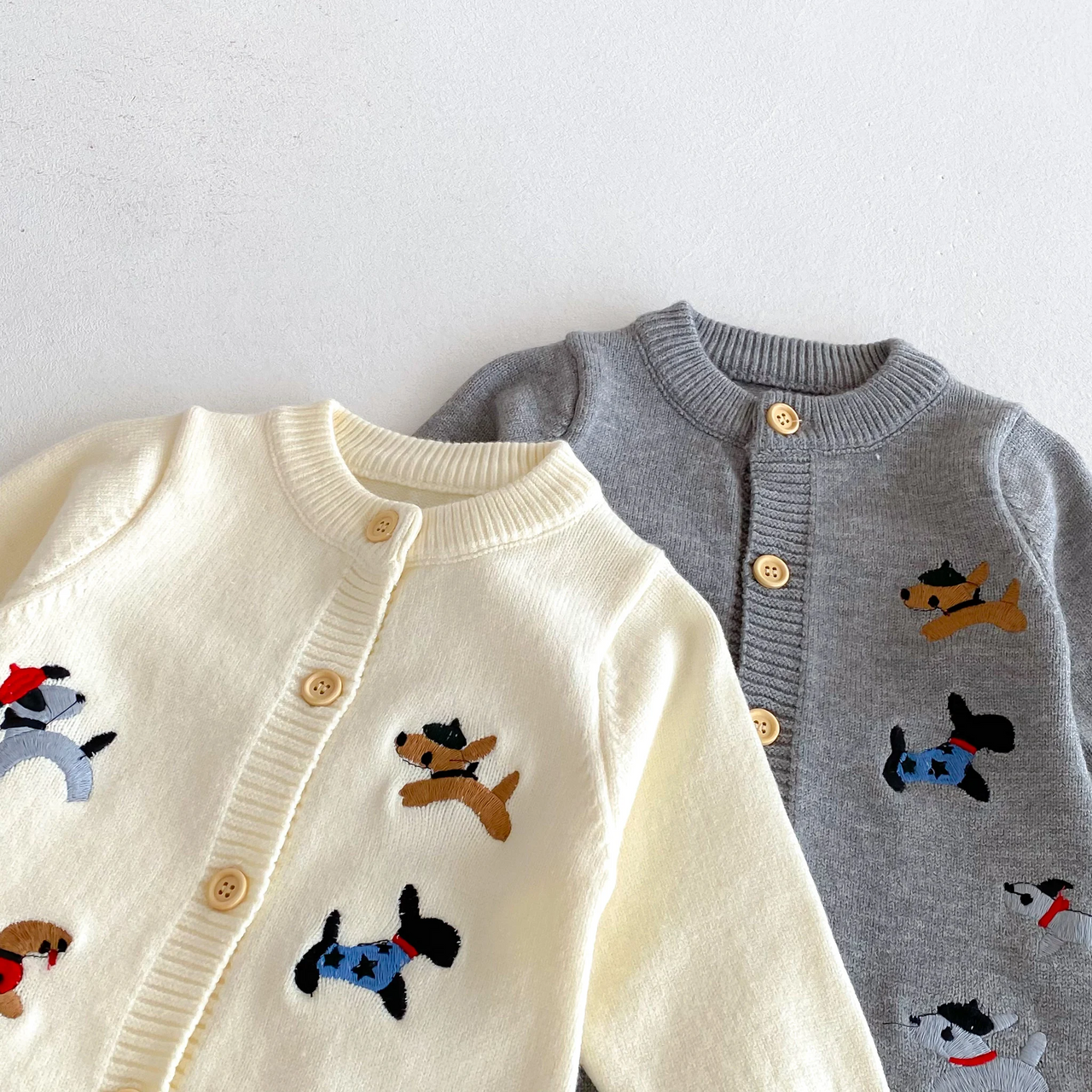 PlayfulKnit – Suave y adorable: mono de punto para bebé con estampado de perritos