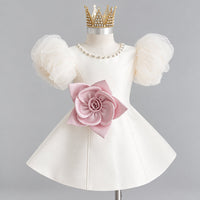 Thumbnail for LittleRose – Elegante y festivo: vestido de niña con flor en 3D y mangas abullonadas