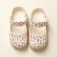 Thumbnail for FlowerFeet – Elegantes y cómodas: sandalias con motivos florales