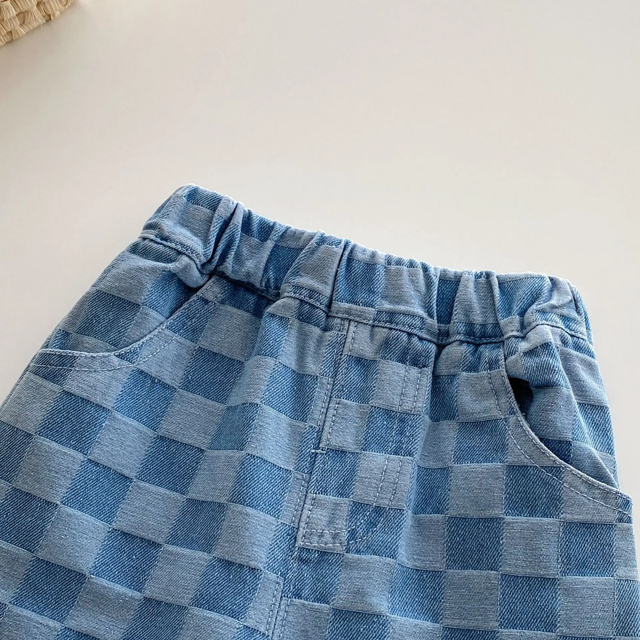 DenimCheck – Cómodos y modernos: pantalones infantiles con estampado de cuadros