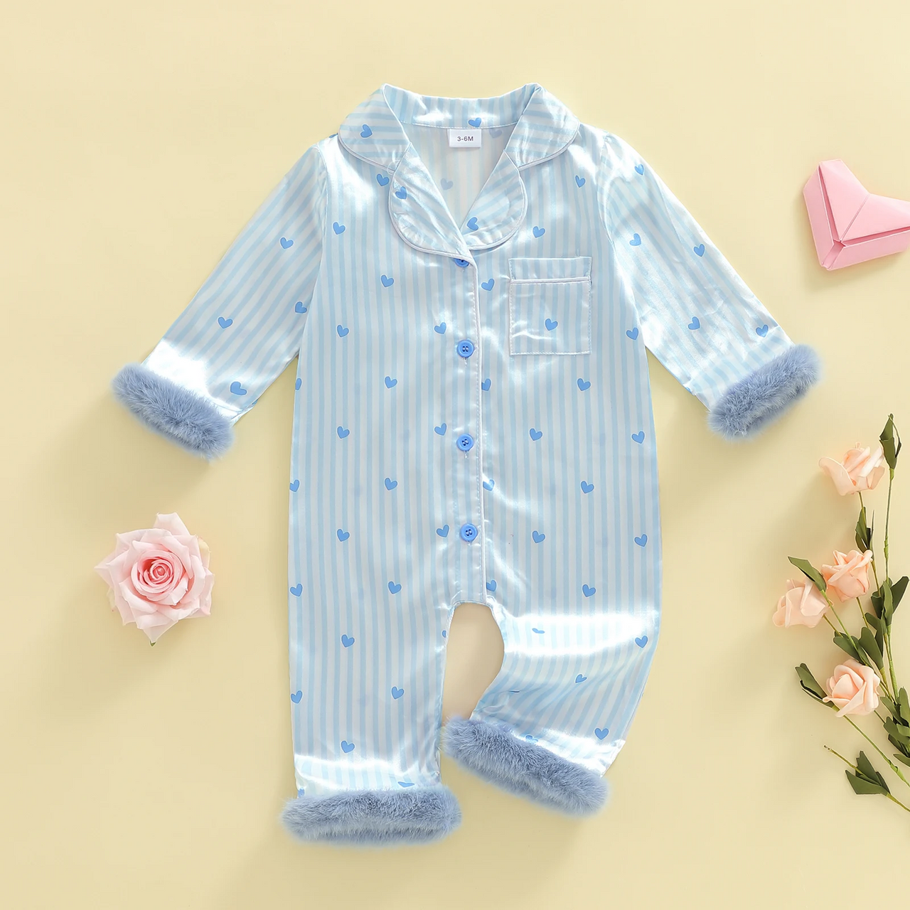 TinyLove – Suave y cálido – Mono para bebé con estampado de corazones y detalles de felpa