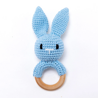Thumbnail for CuddleRattle – Suave y divertido – Sonajero de ganchillo para bebé con anillo de madera