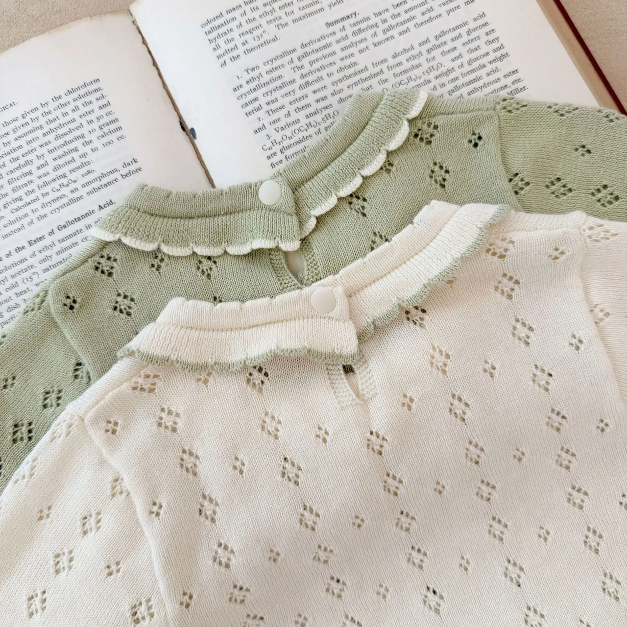 MiniBelle – Elegante y suave: vestido de punto para bebé con detalle de volantes