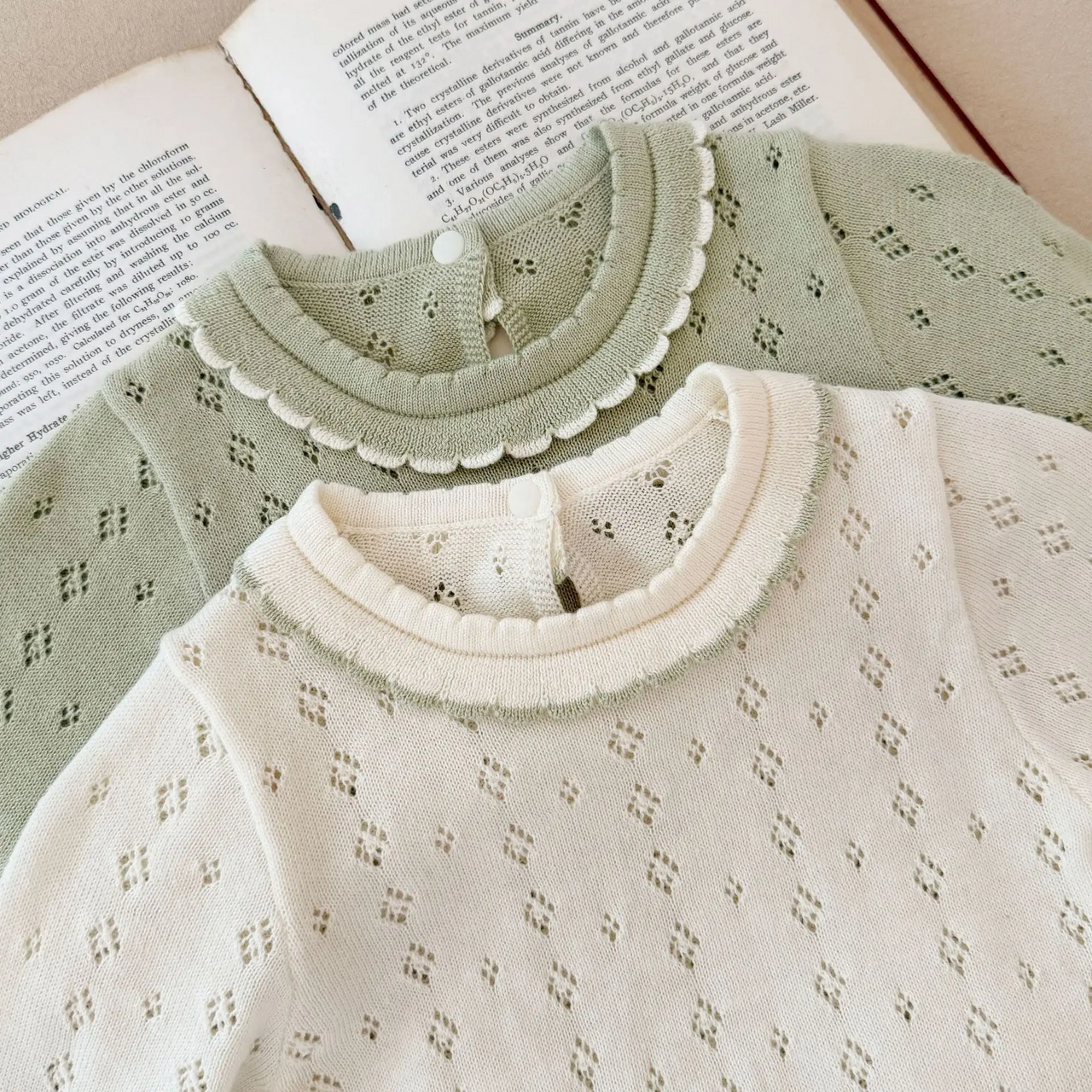 MiniBelle – Elegante y suave: vestido de punto para bebé con detalle de volantes