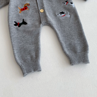 Thumbnail for PlayfulKnit – Suave y adorable: mono de punto para bebé con estampado de perritos