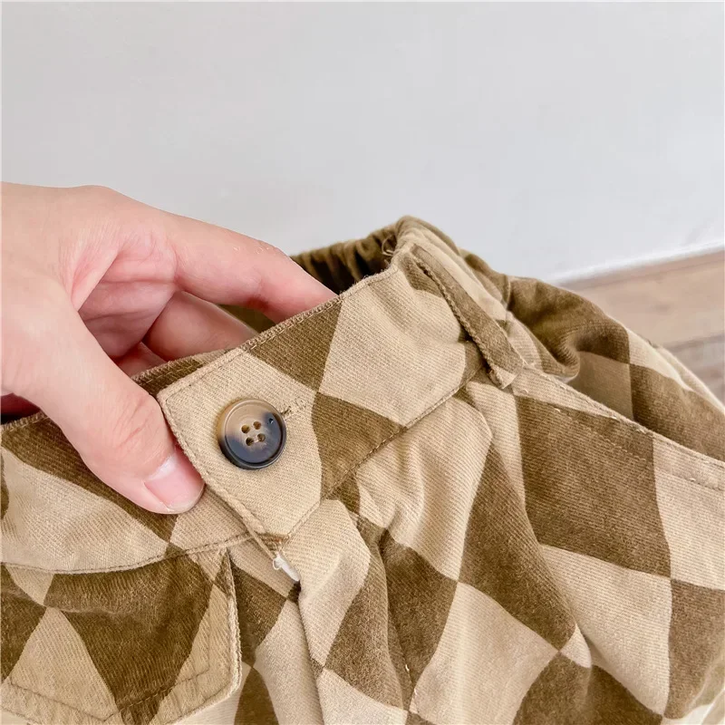 RetroBloom – Cómodos y divertidos: pantalones infantiles con estampado Argyle