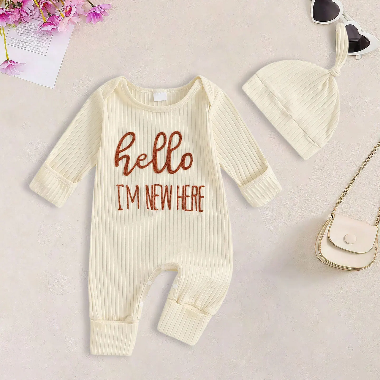 CuddleBaby – Hola, soy nueva aquí: Conjunto de mono y gorrito para bebé