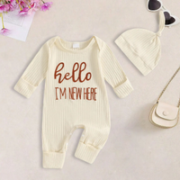 Thumbnail for CuddleBaby – Hola, soy nueva aquí: Conjunto de mono y gorrito para bebé