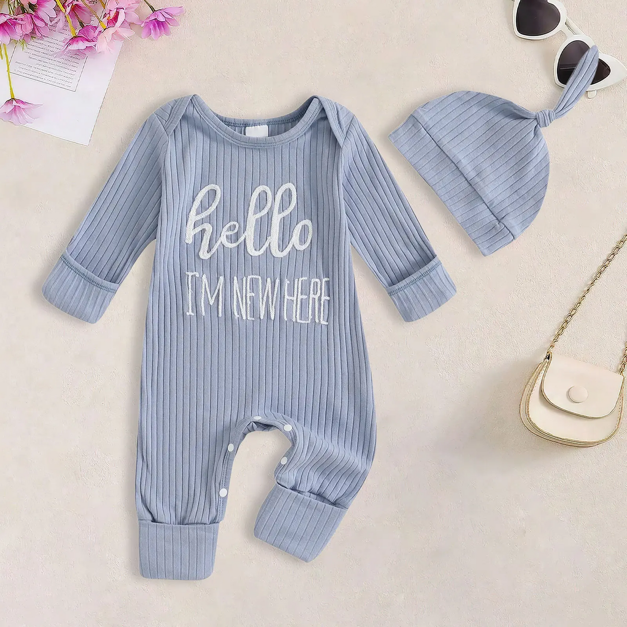 CuddleBaby – Hola, soy nueva aquí: Conjunto de mono y gorrito para bebé