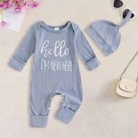 Thumbnail for CuddleBaby – Hola, soy nueva aquí: Conjunto de mono y gorrito para bebé
