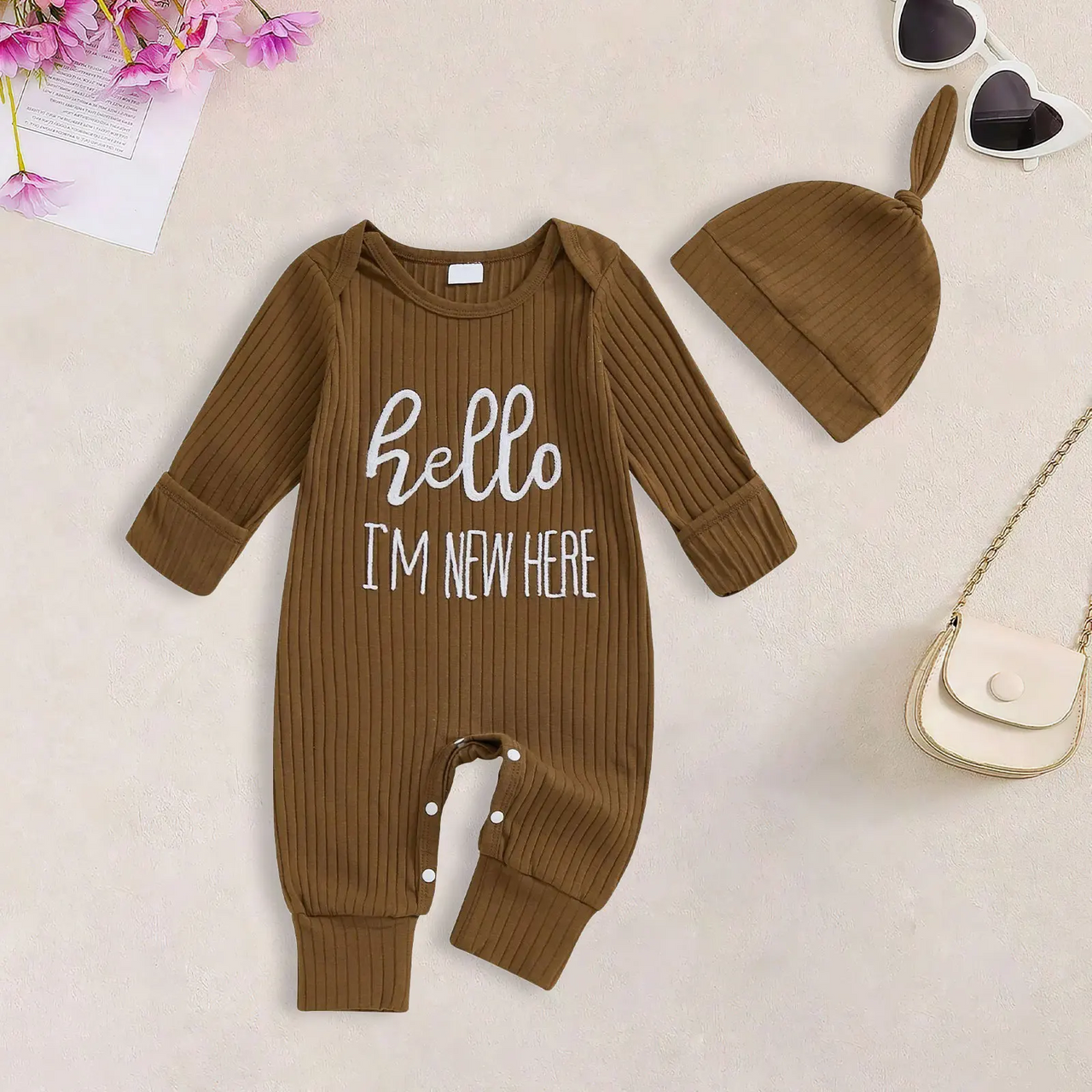 CuddleBaby – Hola, soy nueva aquí: Conjunto de mono y gorrito para bebé