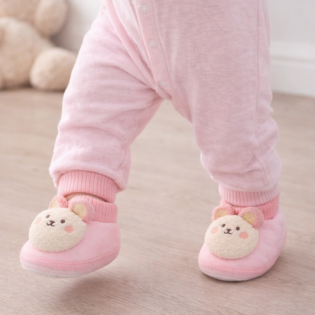 CuddleSteps – Cálidas y antideslizantes: zapatillas para bebés con animales
