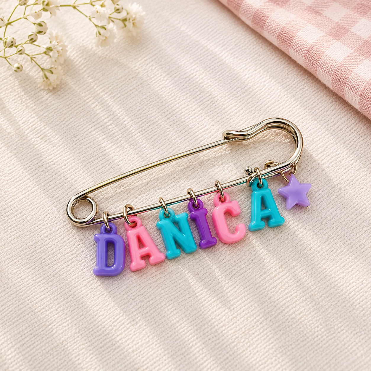 Personalized Charm Pin – Personal y elegante: broche con nombre