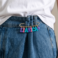 Thumbnail for Personalized Charm Pin – Personal y elegante: broche con nombre