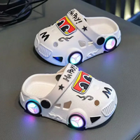 Thumbnail for GlowRun – Con estilo y divertidas: zapatillas LED para el coche