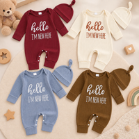 Thumbnail for CuddleBaby – Hola, soy nueva aquí: Conjunto de mono y gorrito para bebé