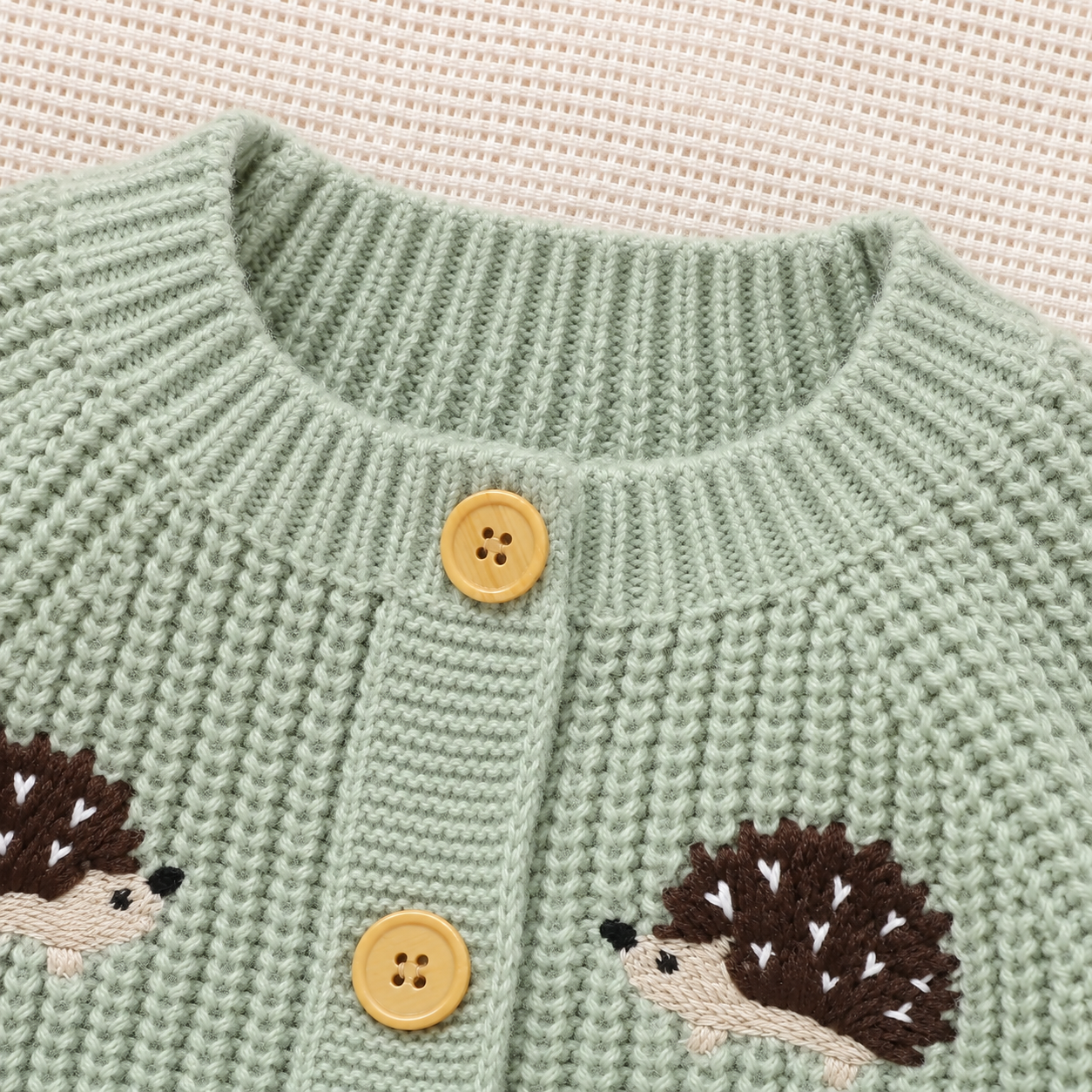 CozyHedge – Suave y cálido: mono de punto para bebé con estampado de erizo