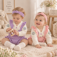 Thumbnail for FloraKnit – Suave y adorable: conjunto para bebé con chaquetita, peto y diadema