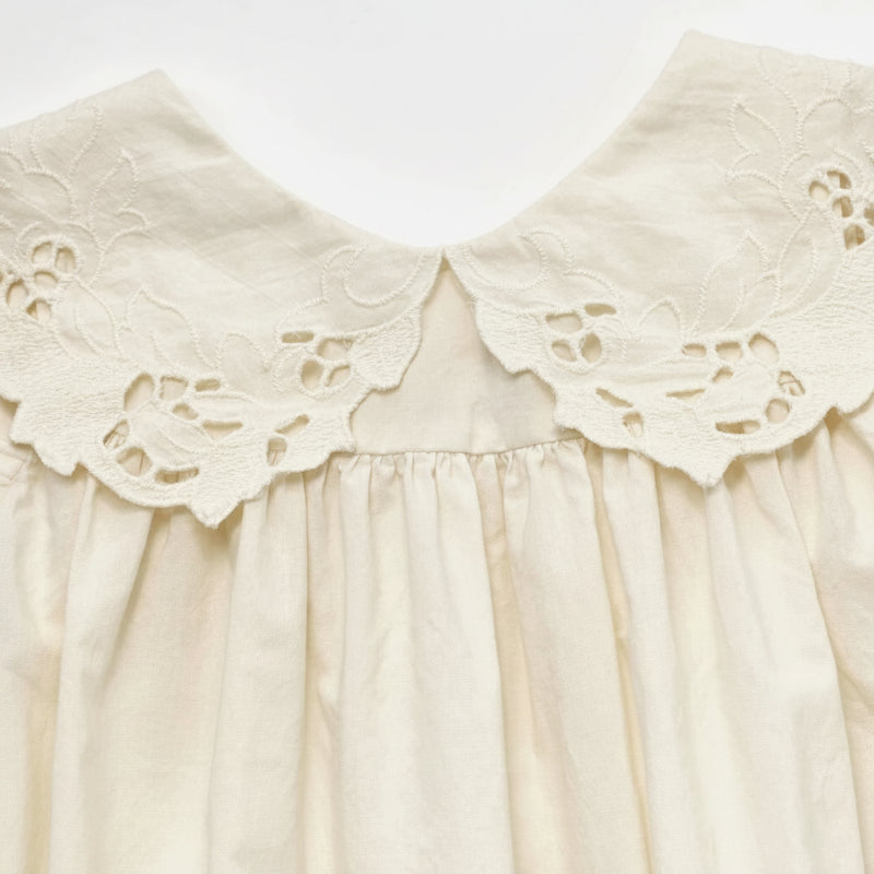 Sleeveless Dress – Elegante y cómodo: vestido con cuello de encaje