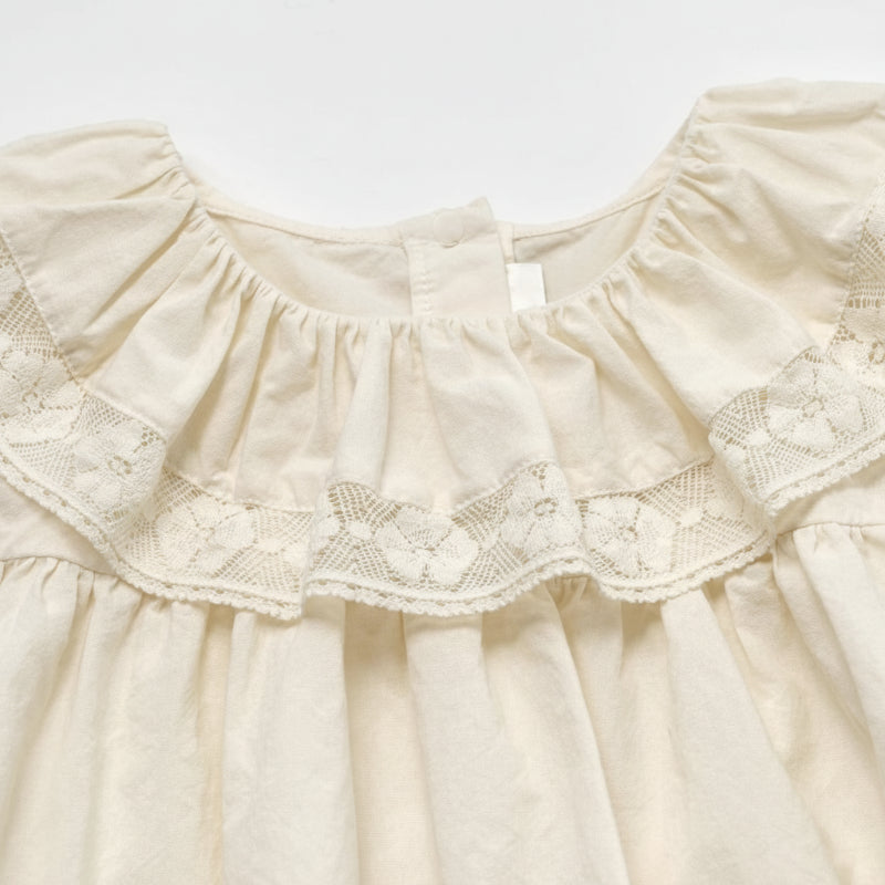 Ruffle Collar Top – Elegante y cómodo: top con cuello decorativo y mangas abullonadas