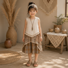 TinyTrends – Estilo boho chic y adorable: top de ganchillo con falda a cuadros