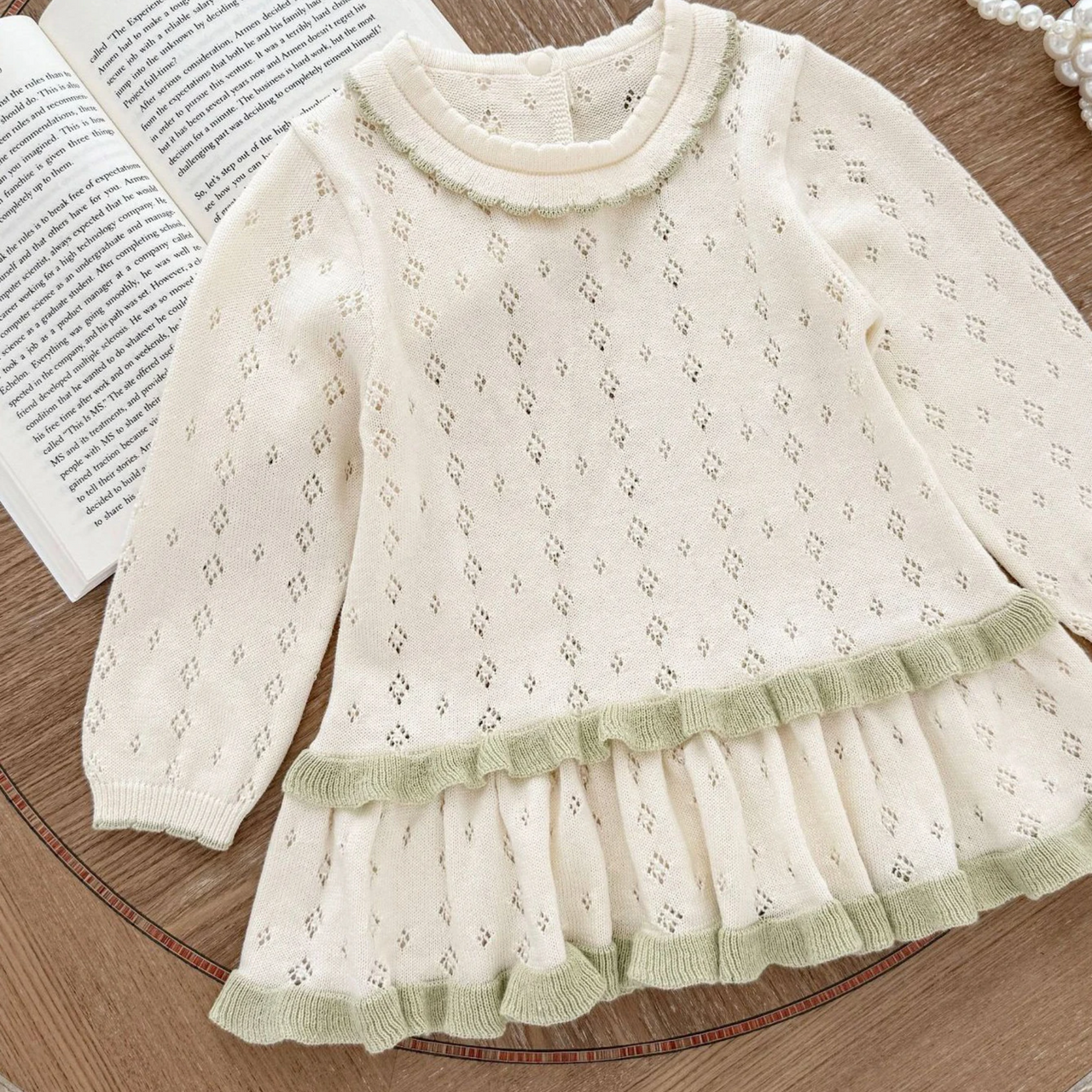 MiniBelle – Elegante y suave: vestido de punto para bebé con detalle de volantes