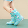 RainySteps – Fáciles y resistentes al agua: botas de lluvia con estampado y lazo.