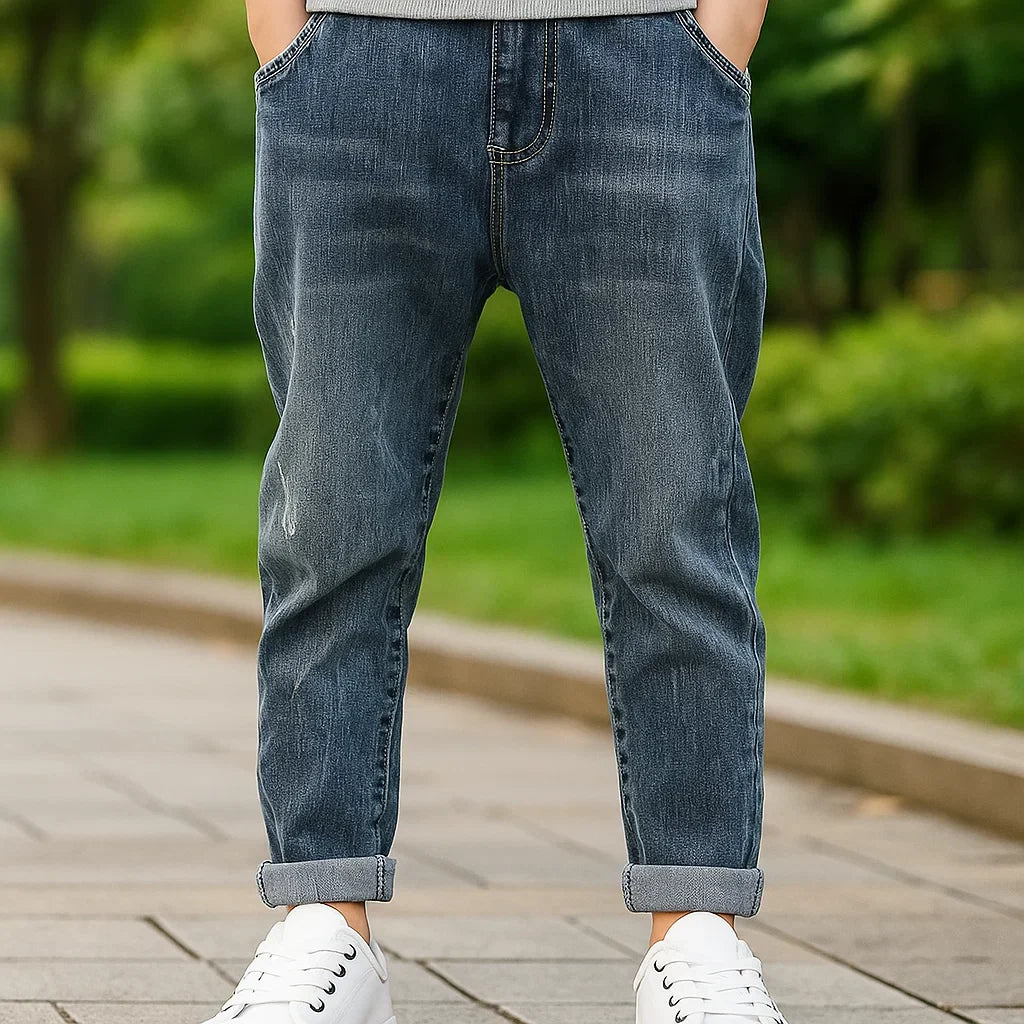 UrbanJeans – Casual y moderno: pantalones vaqueros slim fit para niño