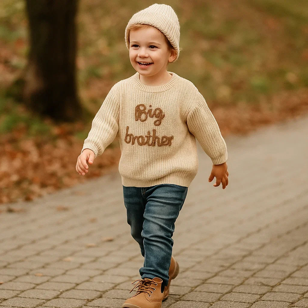 MiniTrend – Acogedor y moderno: jersey infantil con «Big Brother»