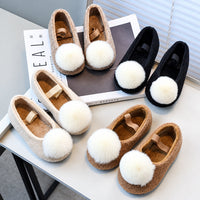 Thumbnail for SoftSteps –  Cálidos y suaves – Zapatitos de niña con pompón de felpa