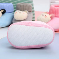 Thumbnail for CuddleSteps – Cálidas y antideslizantes: zapatillas para bebés con animales