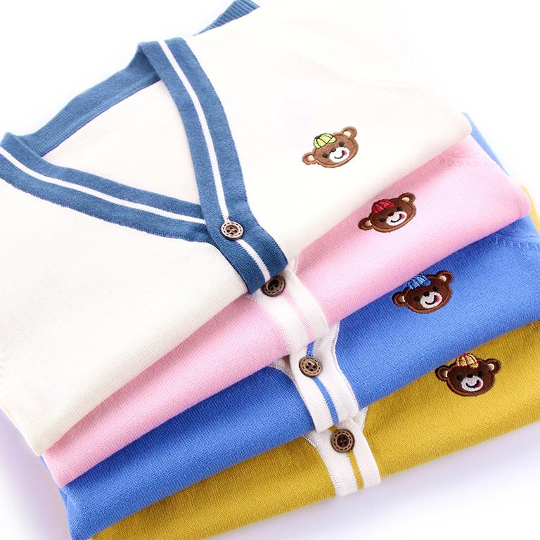 CozziWear – Cálido y moderno: chaleco de punto con ositos