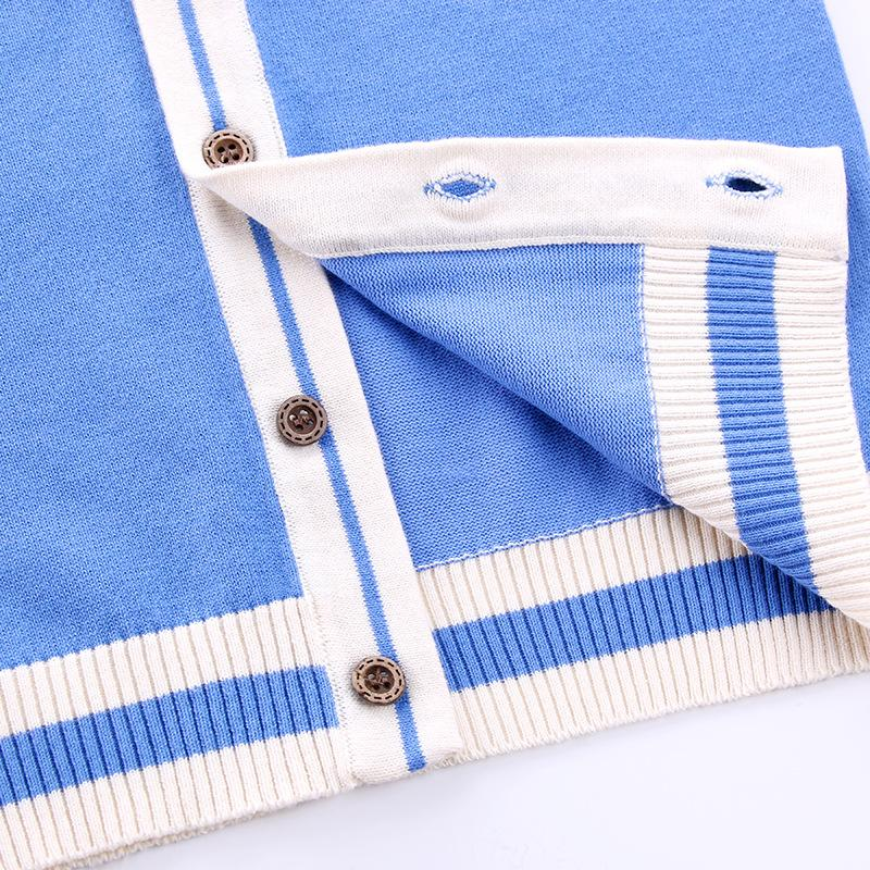 CozziWear – Cálido y moderno: chaleco de punto con ositos