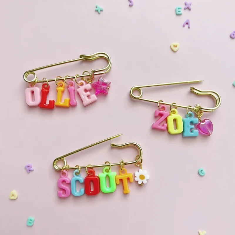 Personalized Charm Pin – Personal y elegante: broche con nombre