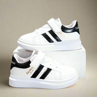 Thumbnail for UrbanFlex – Resistentes y cómodas: zapatillas blancas