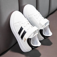 Thumbnail for UrbanFlex – Resistentes y cómodas: zapatillas blancas
