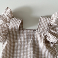 Thumbnail for Girls Ruffle Tee – Ligero y adorable – Conjunto de ropa para niños