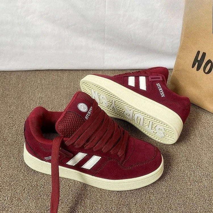 UrbanStep – Moderno y cómodo: zapatilla deportiva en color burdeos