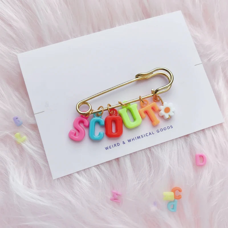 Personalized Charm Pin – Personal y elegante: broche con nombre