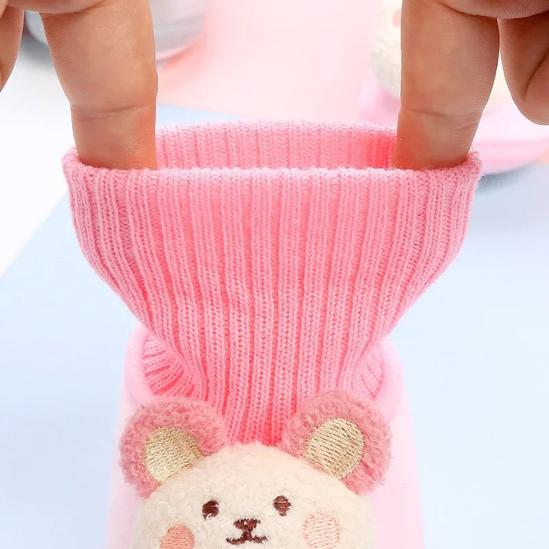 CuddleSteps – Cálidas y antideslizantes: zapatillas para bebés con animales