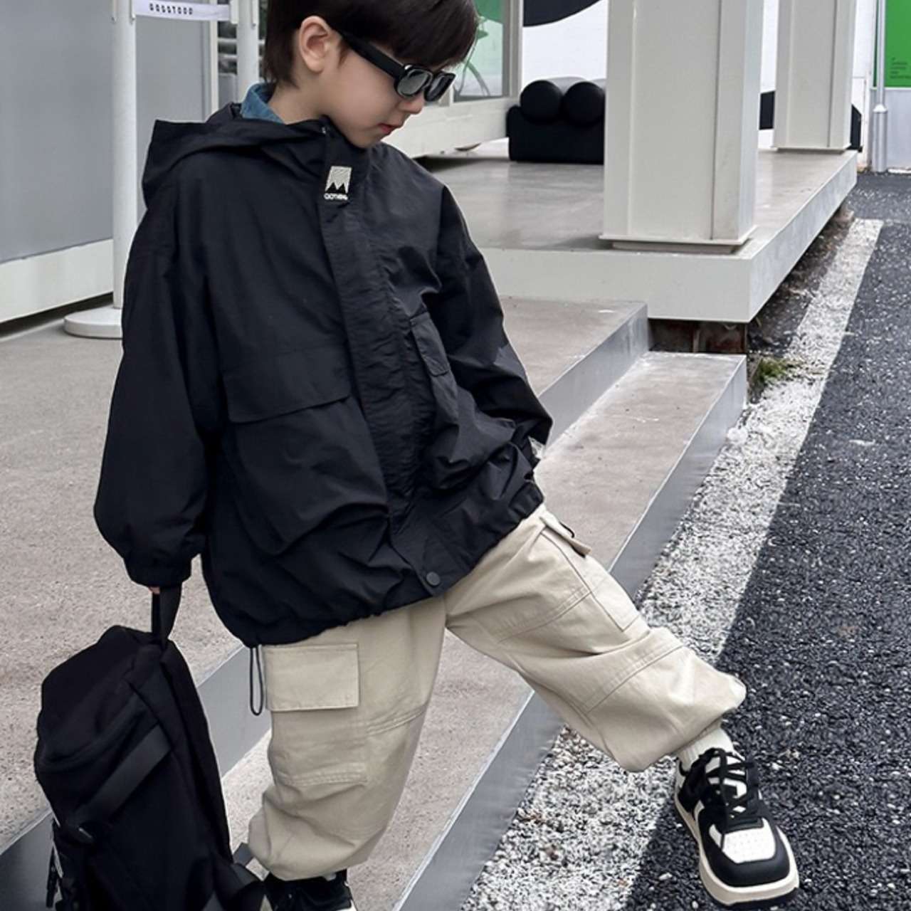 LiloWear – A prueba de viento y repelente al agua: chaqueta cortavientos con capucha para niños